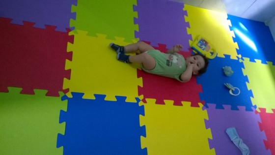 piso emborrachado infantil com bebe em creche