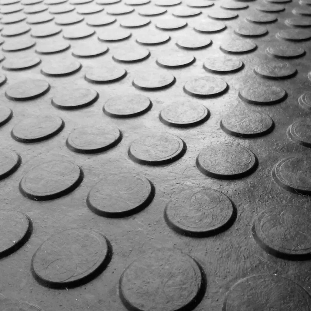 piso de borracha com formatos de moedas usado em academias e escolas e em diversos lugares.
